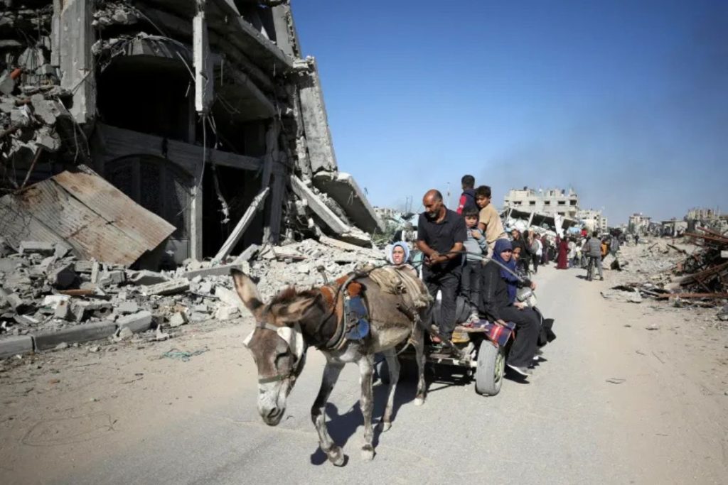 Warga Palestina yang diperintahkan oleh militer Israel untuk mengungsi dari bagian utara Gaza melarikan diri di tengah operasi militer Israel di Jabalia di Jalur Gaza utara, pada 22 Oktober 2024 (Dawoud Abu Alkas / Reuters)