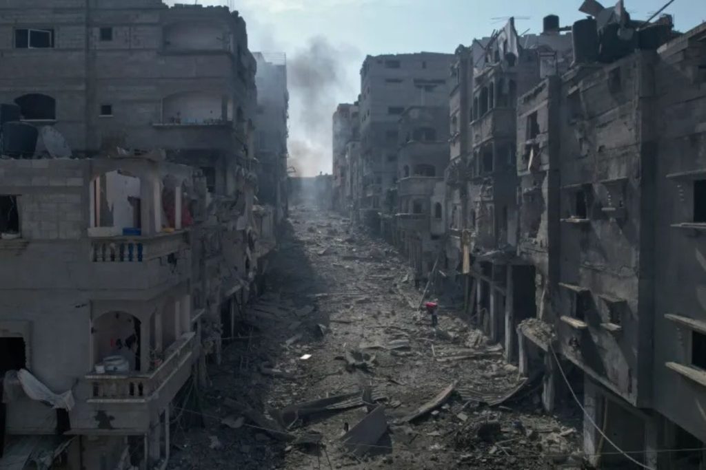 Pemandangan reruntuhan bangunan yang dihantam serangan udara Israel di Jabalia, Gaza utara, pada Rabu, 11 Oktober 2023, pada awal pengeboman Israel terbaru (Hatem Moussa/AP)