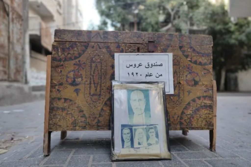 Peti pernikahan berharga milik nenek penulis. Peti ini berisi barang-barang terakhir milik keluarga tersebut dari rumah mereka di Barbara, tempat mereka tinggal sebelum melarikan diri selama Nakba tahun 1948
