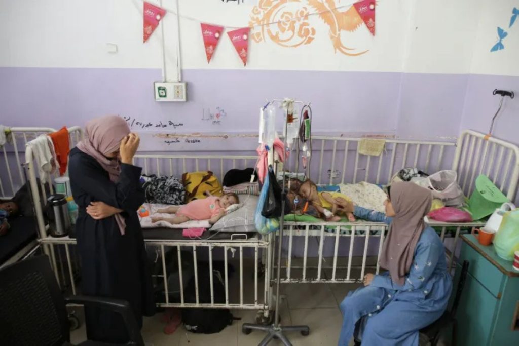 Para wanita duduk di dekat bayi mereka yang kekurangan gizi di Rumah Sakit Syuhada Al-Aqsa di Deir el-Balah di Gaza tengah pada 1 Juni 2024