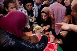 Duka Berubah Kacau: Gas Air Mata Pecah di Pemakaman Warga Palestina