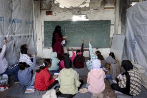 SEKOLAH HANCUR, ANAK GAZA TETAP MENGEJAR CITA-CITA