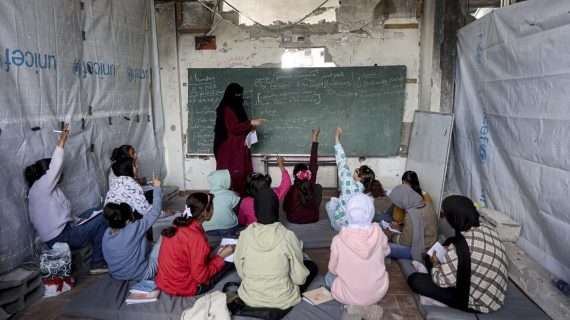 SEKOLAH HANCUR, ANAK GAZA TETAP MENGEJAR CITA-CITA